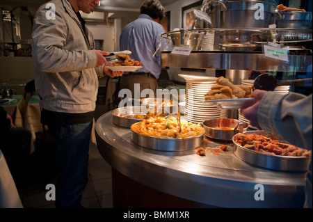 Londra, Regno Unito, Chinatown, ristoranti cinesi, Man Buying Chinese Food al buffet Table Inside, cena cinese, RISTORANTE "ALL YOU CAN EAT" Foto Stock