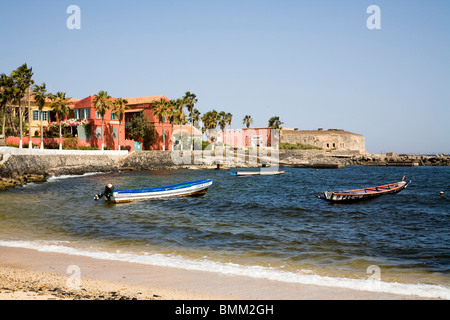Il Senegal, a Dakar. Barche nel porto, isola di Goree Foto Stock