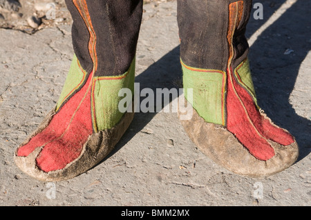 Piedi di Monaco in costume tradizionale,Paro, Bhutan, Asia Foto Stock