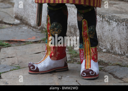 Füße eines Mönches in traditioneller Tracht. Paro. Il Bhutan. Asien * Piedi di Monaco in costume tradizionale.Paro. Il Bhutan. Asia. Foto Stock