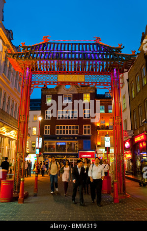 Londra, Regno Unito, Chinatown, Street Scenes, turisti cinesi, camminando di notte, sotto Archway, scena di strada degli uomini d'affari del regno unito Foto Stock