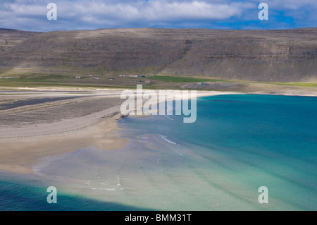 Fiume scorre in mare, Patreksfjördur,Westfjords,Islanda Foto Stock