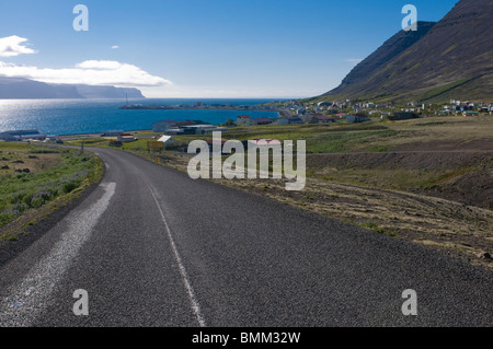 Strada di campagna che conduce attraverso il tipico paesaggio nel fiordo. Patreksfjördur. L'Islanda. Foto Stock