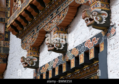 In legno tipico fassades con draghi nel palazzo di Punakha, Tsong. Il Bhutan. Asia. Foto Stock