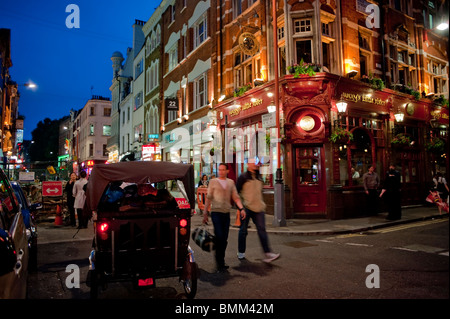 Londra, Regno Unito, Chinatown, People Walking, Pub, Occupato, scene di strada, notte, colore della città Foto Stock