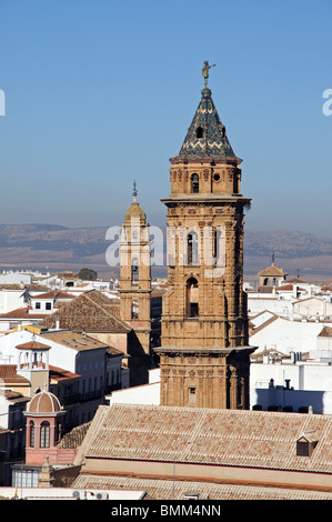 San Sebastian (più vicino) e San Augustin torri con vedute sui tetti della città, Antequera, Andalusia, l'Europa. Foto Stock