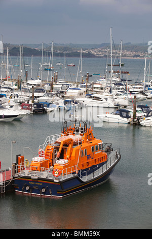 Regno Unito, Inghilterra, Devon, Brixham Harbour, Torbay scialuppa di salvataggio ormeggiati a Marina Foto Stock