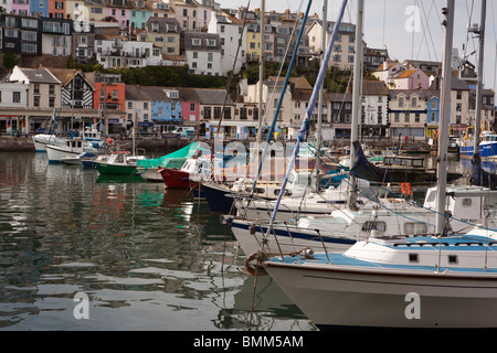 Regno Unito, Inghilterra, Devon, Brixham, piccole imbarcazioni ormeggiate nel porto Foto Stock