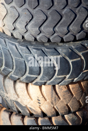 Pila di usato caricatore anteriore pneumatici Foto Stock