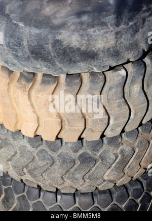 Pila di usato caricatore anteriore pneumatici Foto Stock