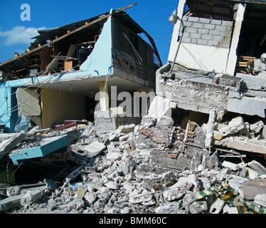 Gli edifici danneggiati nella centrale di Port au Prince dopo il terremoto di Haiti Foto Stock
