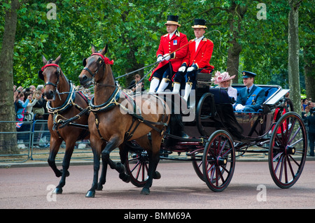 Il principe William e Camilla, duchessa di Cornovaglia durante il 2010 Trooping il colore Foto Stock