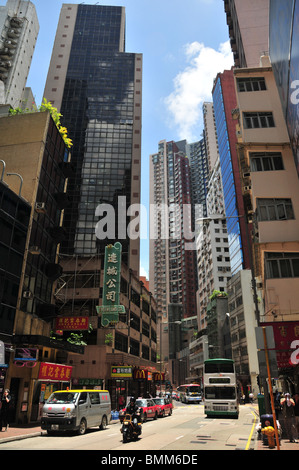 La mattina presto vista del traffico, grattacielo case e negozi di strada, guardando ad est, Queen's Road Central Sheung Wan, Hong Kong Foto Stock