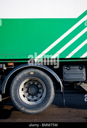 Sollevabile sollevato il carrello a carrello doppio assale posteriore Foto Stock