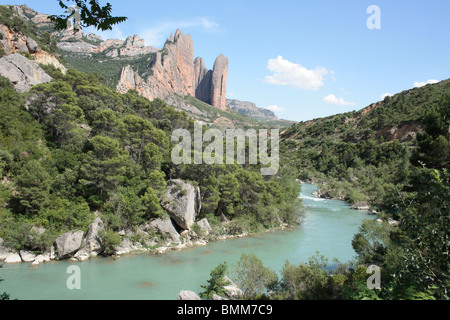 Los Mallos de Riglos formazioni rocciose attraverso il Rio Gallego, cielo blu, a nord di a Ayerbe, Huesca, Pirenei Foto Stock