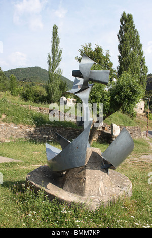 Scultura all'aperto, Heche Village, Valle de Hecho, Pirenei, Aragona, Spagna Foto Stock