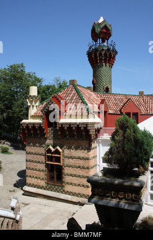 Esterno in piastrelle e torre di El Capricho, di Antoni Gaudi, Comillas, Cantabria, SPAGNA Foto Stock