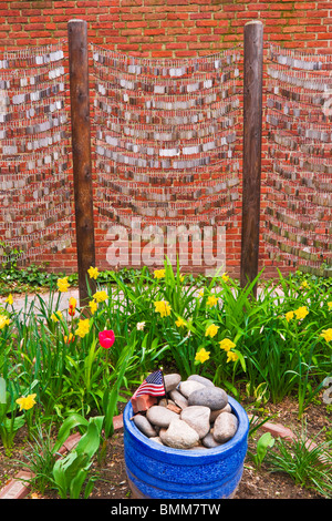 Dog tag nel memorial garden presso la vecchia chiesa del Nord, Freedom Trail, Boston, Massachusetts Foto Stock