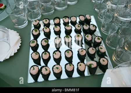 Il cibo per le dita è stato mostrato in un piatto a specchio come antipasto, cibo italiano Foto Stock