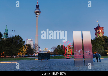 Marx-Engels-Forum durante la festa delle luci 2008 davanti la Fernsehturm e Rotes Rathaus di Berlino in Germania, Europa Foto Stock