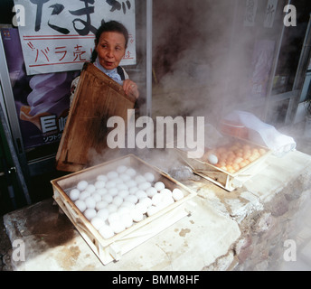 Donna Giapponese vendita di uova cotte al vapore a Yama Jigoku, Mountain Inferno, Beppu Foto Stock