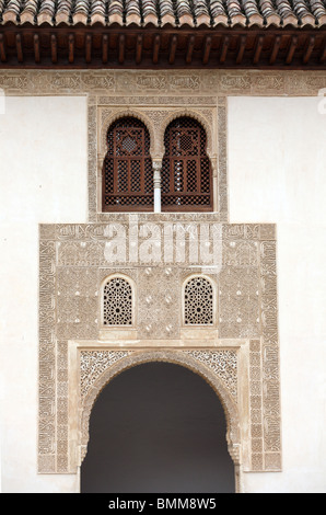 Elaborate decorazioni moresche porta e finestra entro un edificio nell'Alhambra di Granada, Spagna Foto Stock