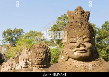 La pietra scolpita warrior dèi che conducono verso la vittoria e la porta di ingresso Sud di Angkor Thom Foto Stock