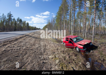 Crash Volkswagen golf rosso VW posa su strada fossato a paese strada, Finlandia Foto Stock