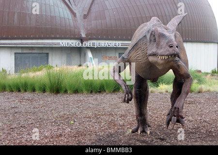 Dinosauro al di fuori del Museo del Jurasico, Colunga, Asturias, Spagna Foto Stock