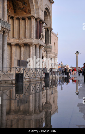 Alluvione presso la Basilica di San Marco, Venezia, Italia Foto Stock