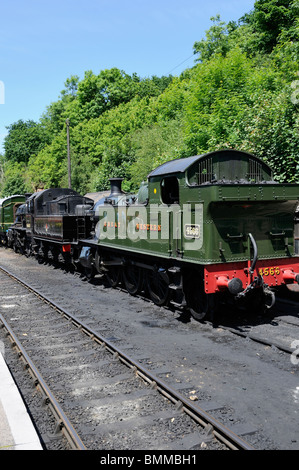 GWR Prairie SERBATOIO DEL MOTORE 2-6-2 4566 e LMS Ivatt Classe 2 2-6-0 46443 stand in attesa in sciavero a Bewdley Station Foto Stock