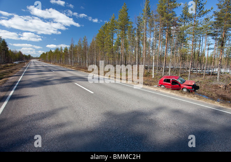 Crash Volkswagen Volkswagen golf rosso che si trova a bordo strada fossato a paese strada, Finlandia Foto Stock