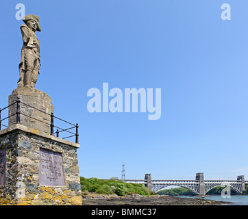 Statua di Nelson e Britannia ponte attraverso lo Stretto di Menai, Isola di Anglesey, Galles, Regno Unito Foto Stock