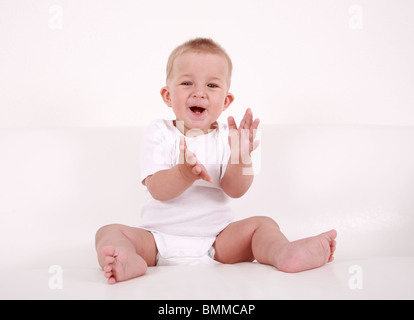 Ritratto di simpatici baby ridere e applaudire Foto Stock