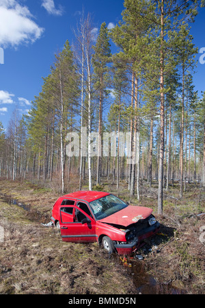 Crash VW Volkswagen Golf a Roadside fossato, Finlandia Foto Stock