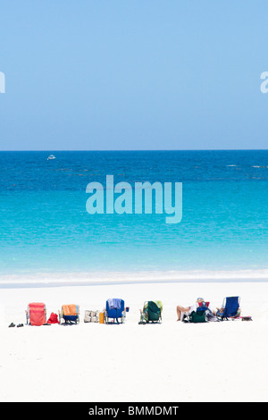 Sedie a sdraio sulla spiaggia di Harbour Island, Bahamas. Foto Stock