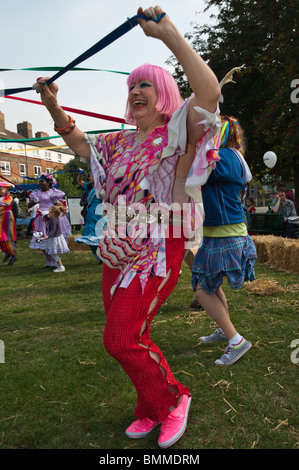 Fashion designer Zandra Rhodes ballando con Donna Maria's maypole ballerini. Bermondsey Street Festival 2010 Foto Stock