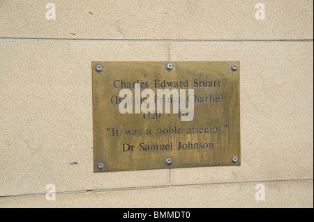 La placca sulla statua celebrando Bonnie Prince Charlie's soggiorno a Derby Foto Stock