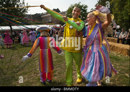 Andrew Logan e Donna Maria ballando con Donna Maria's maypole ballerini. Bermondsey Street Festival 2010 Foto Stock