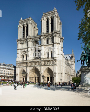 La cattedrale di Notre Dame di Parigi, fronte ovest con torri gemelle. 1200-1225, gotico. Foto Stock