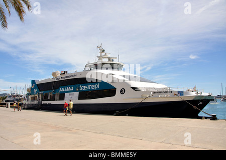 Balearia traghetto jet boat a Formentera nel porto, Eivissa, Ibiza, Isole Baleari, Spagna Foto Stock