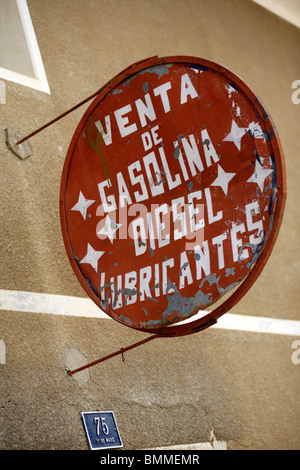 Il vecchio segno pubblicità della vendita di benzina o di benzina e diesel e lubrificanti in Boliviasign,pubblicità, Foto Stock