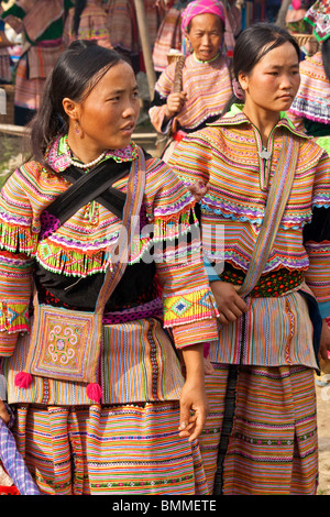 Flambouyantly vestito fiore H'mongs ragazze a Bac Ha mercato nell'area hilltribe del Vietnam del nord. Foto Stock