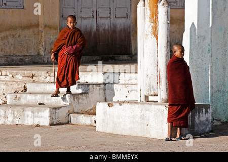 Due giovani monaci contemplativa in un monastero a Kalaw, Myanmar (Birmania). Foto Stock