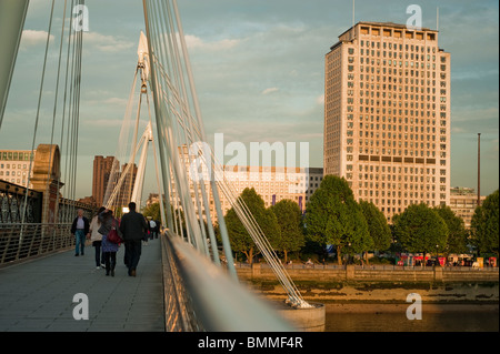 Londra, Inghilterra, Regno Unito, camminata per piccoli gruppi, South Bank District, Millennium Bridge al tramonto, Vista panoramica Foto Stock