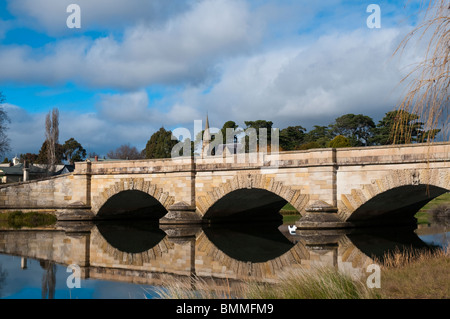 Lo storico ponte Ross in arenaria alla periferia del villaggio di Ross, nelle Midlands della Tasmania Foto Stock