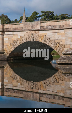 Lo storico ponte Ross in arenaria alla periferia del villaggio di Ross, nelle Midlands della Tasmania Foto Stock