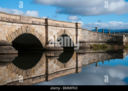 Lo storico ponte Ross in arenaria alla periferia del villaggio di Ross, nelle Midlands della Tasmania Foto Stock