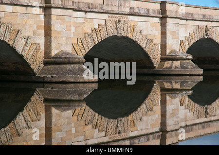 Lo storico ponte Ross in arenaria alla periferia del villaggio di Ross, nelle Midlands della Tasmania Foto Stock