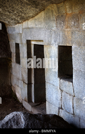 Il Tempio della Luna in una grotta sotto la vetta di Huayna Picchu presso le antiche rovine Inca di Machu Picchu vicino a Cusco in Perù Foto Stock